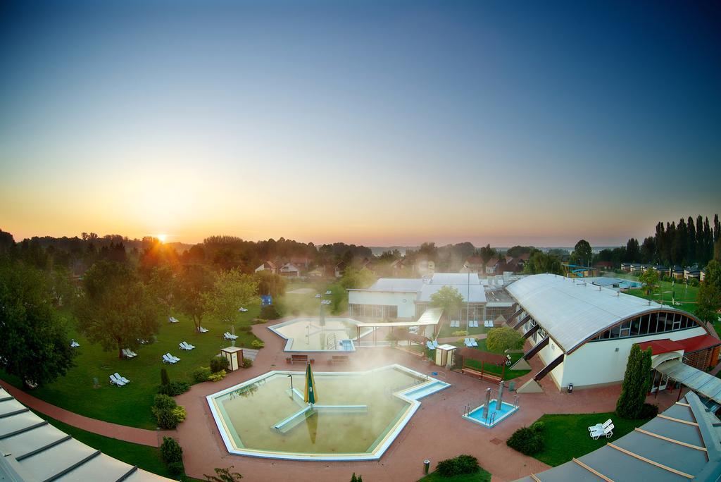 Barack Thermal & Natura Apartments Tiszakecske Exterior photo